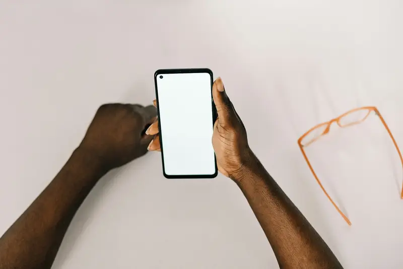 Des mains tiennent un smartphone