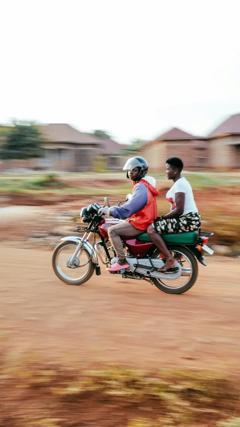 Un livreur à moto