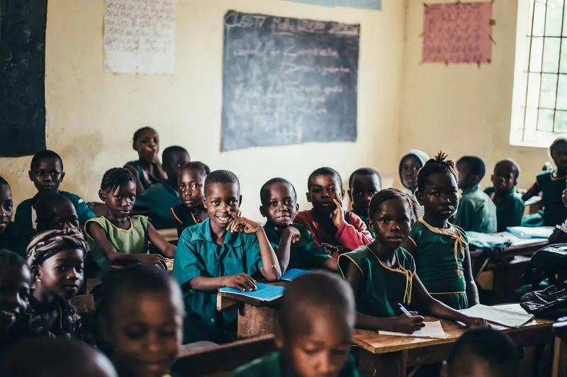 Des élèves en uniforme dans une salle de classe